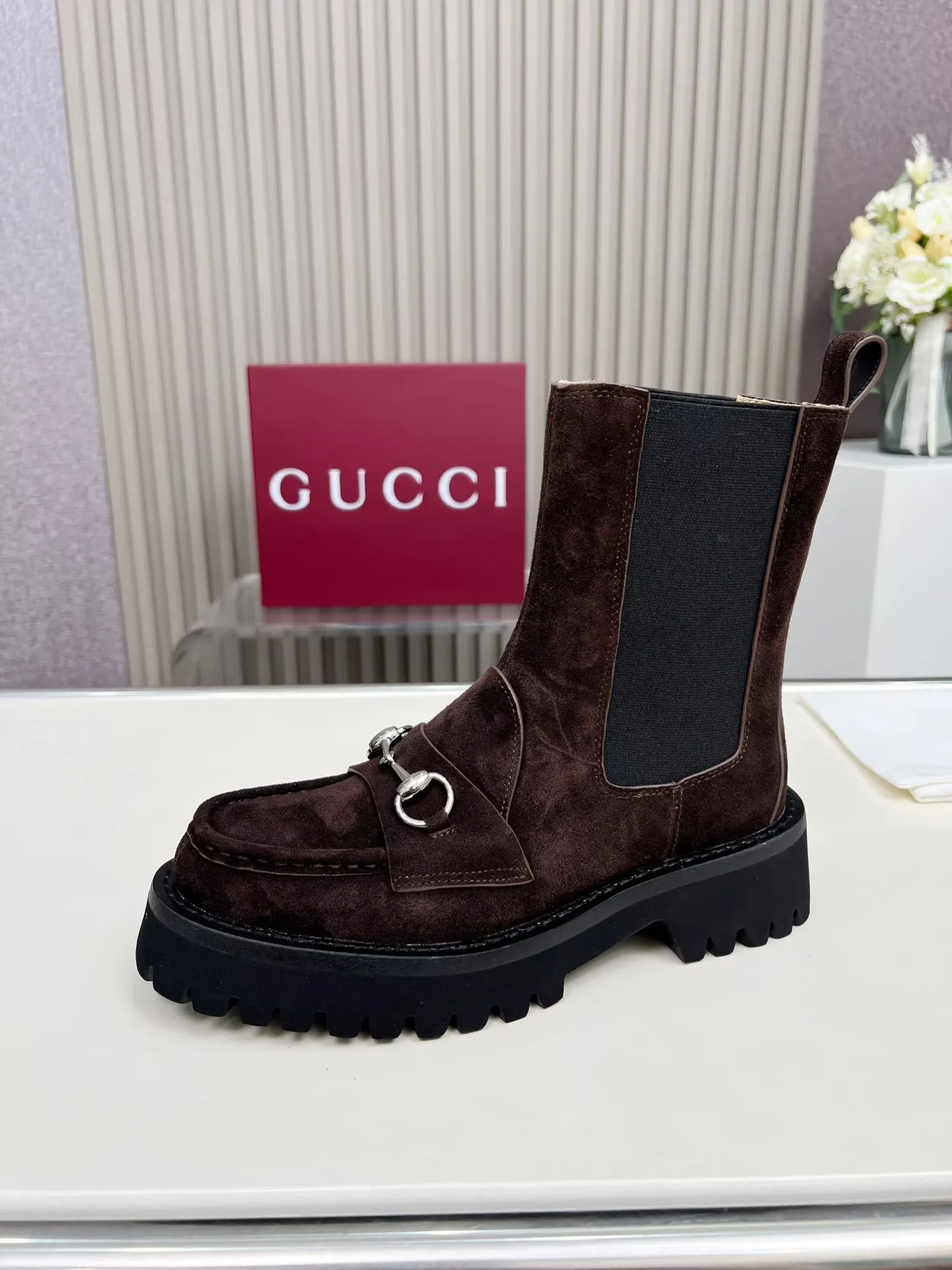 👟👟Ex-factory price 640👟👟 New version of Gucci GUCCI hot sale✅Ankle boots 🎉Very easy to match👍Elastic design on both sides [strong] Easy to put on and take off, especially retro British style, Gucci buckle decoration on the front💎LOGO✅ Fabric: imported cowhide 🐂High mercerized velvet, lining/foot: cow lining Color: black caramel color Brown 3 colors optional Number of yards: 35-42 {2 heads need to be customized} Heel height: 5cm Packing: Comes with card and cloth bag.